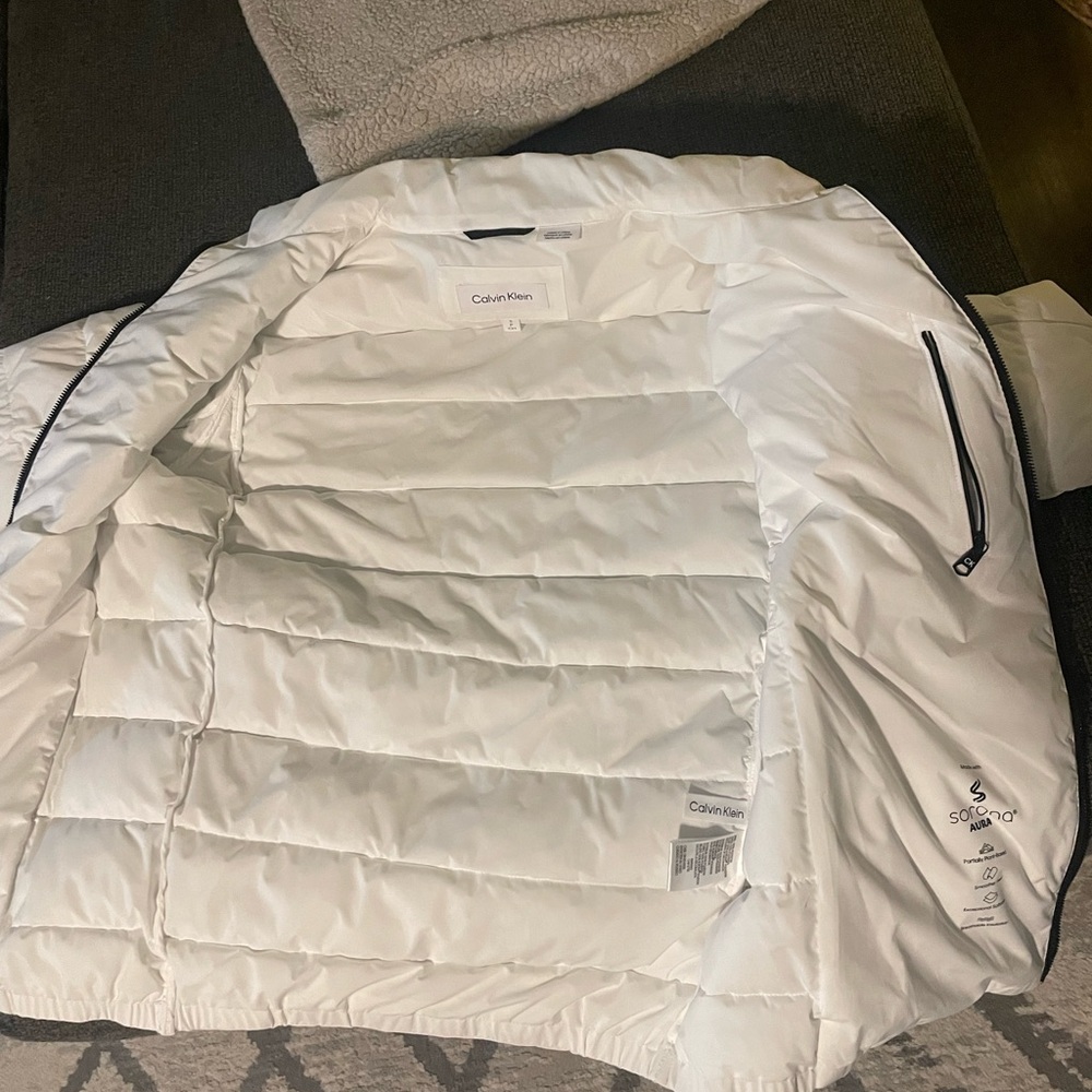 BRAND NEW CK PUFFER WHITE SIZE SMALL WANT GONE ASAP PLEASE - Picture 4 of 5